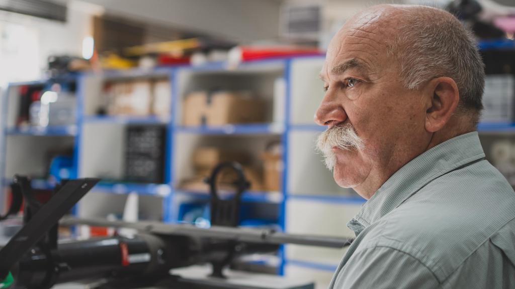 El coronel Félix Hernanz durante la entrevista con EL ESPAÑOL en las instalaciones de Swarming Technologies and Solutions.