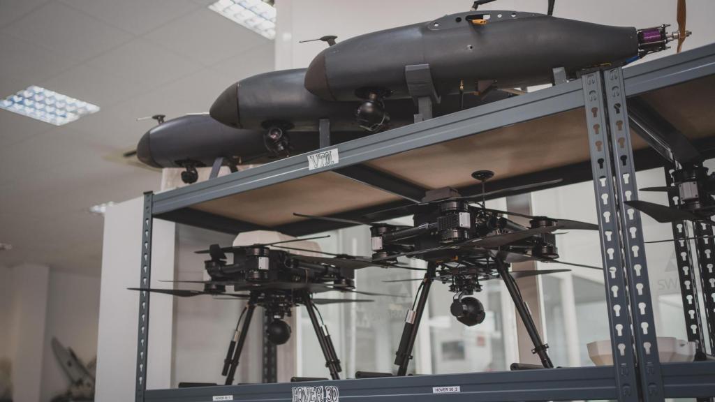 Un grupo de drones cuadrópteros en las instalaciones de Swarming en Getafe.
