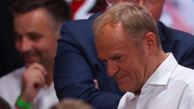 El primer ministro de Polonia, Donald Tusk, durante el recuento de las elecciones presidenciales de este domingo.