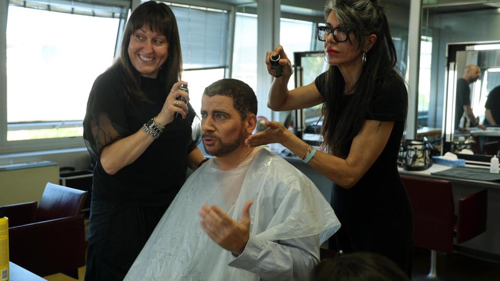 Pineda y Raquel González preparan a Manu Baqueiro.