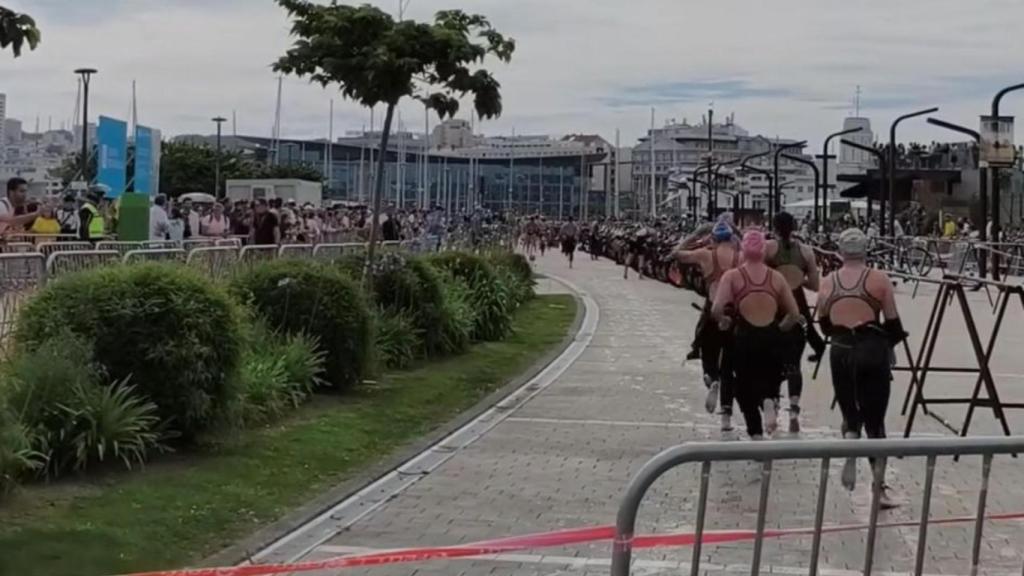 Deportistas en el Campeonato de España de triatlón celebrado en A Coruña.