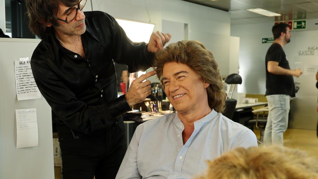 Rodri retoca la peluca de Bertín Osborne antes de salir al escenario de 'Tu cara me suena'.