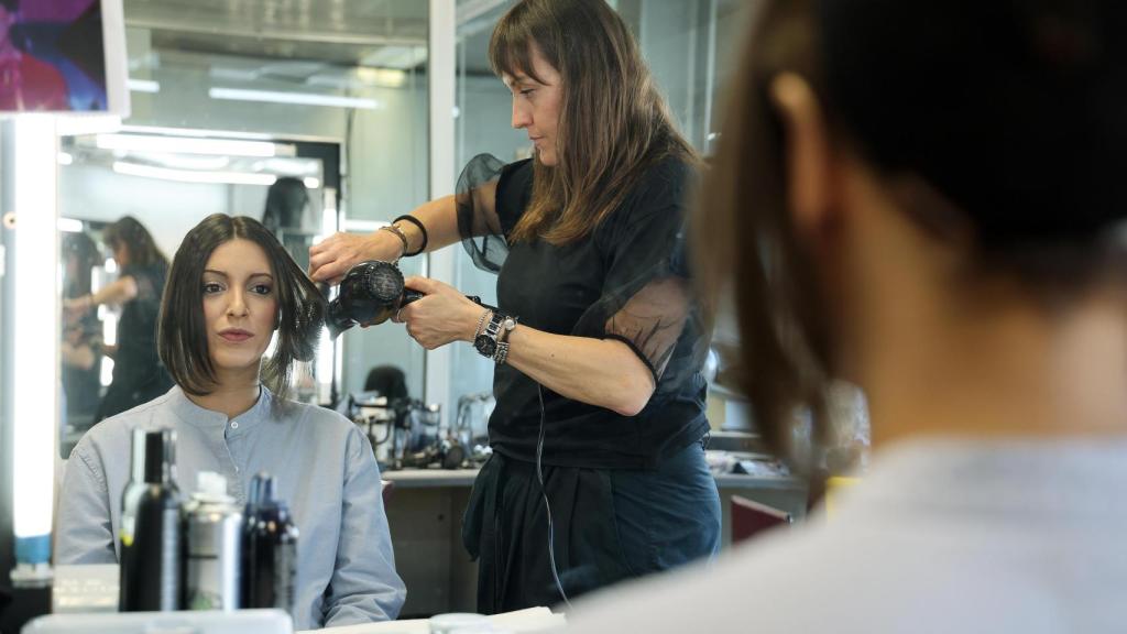 Ana Guerra pasando por el equipo de caracterización de 'Tu cara me suena'.