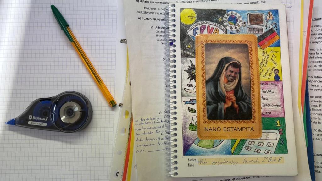 Estampa de Fernando Alonso junto a apuntes