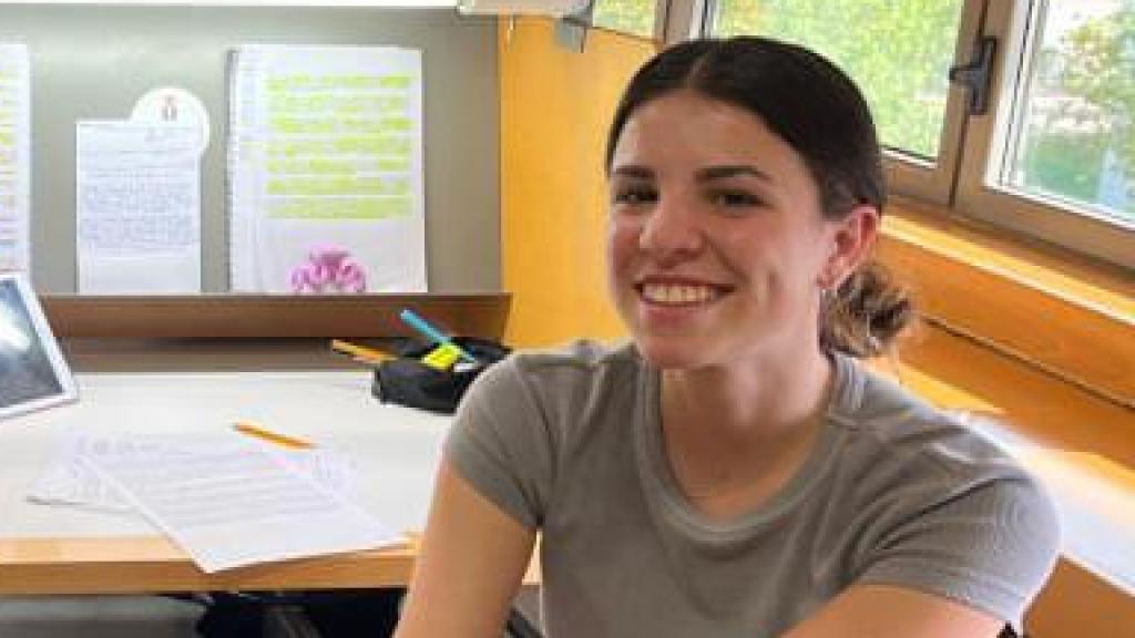 David y Marina en la biblioteca estudiando para la nueva PAU.