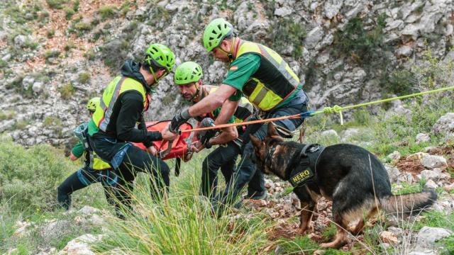 Especialistas del GREIM durante un rescate en Valencia.