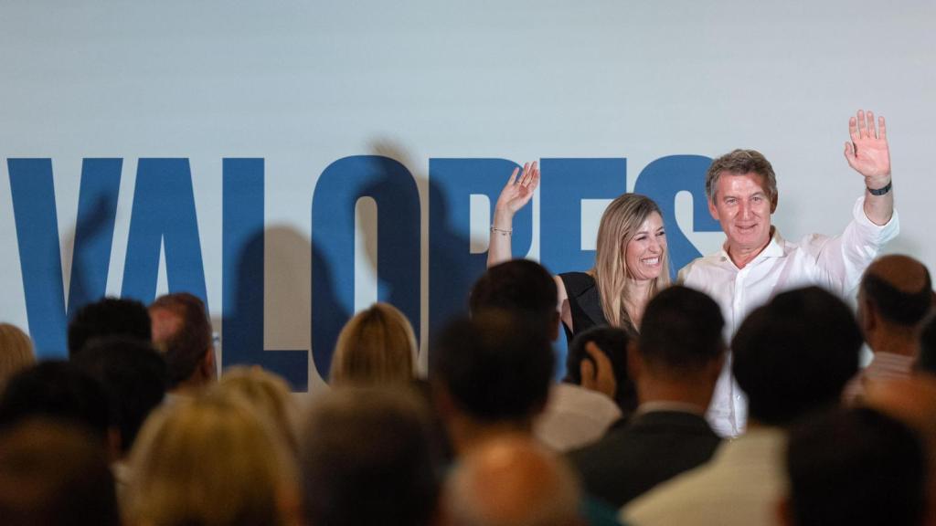Alberto Núñez Feijoo, líder del PP, junto a María Guardiola, presidenta de Extremadura, este lunes en Cáceres.