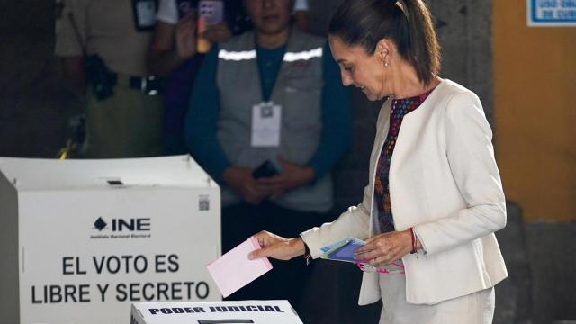 La presidenta de México, Claudia Sheinbaum, deposita su voto en una casilla electoral durante las elecciones judiciales y de magistrados, en Ciudad de México, el 1 de junio de 2025.