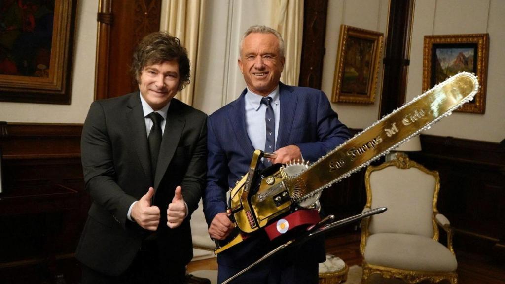 El 27 de mayo de 2025, el secretario de Salud de EE.UU., Robert F. Kennedy Jr., posó junto al presidente argentino Javier Milei en la Casa Rosada, sosteniendo una motosierra con la frase Las fuerzas del cielo.