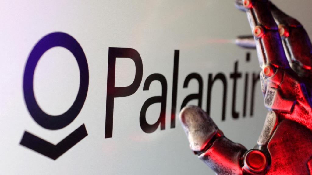 Ilustración de una mano robótica y el logo de Palantir