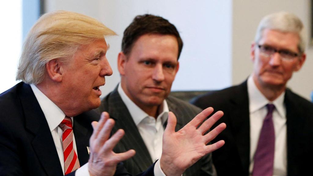 Donald Trump junto a Peter Thiel y Tim Cook.