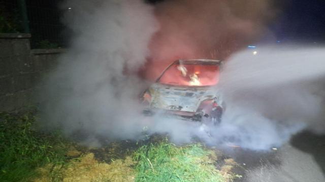 Arde de madrugada un coche estacionado en Ribeira (A Coruña).