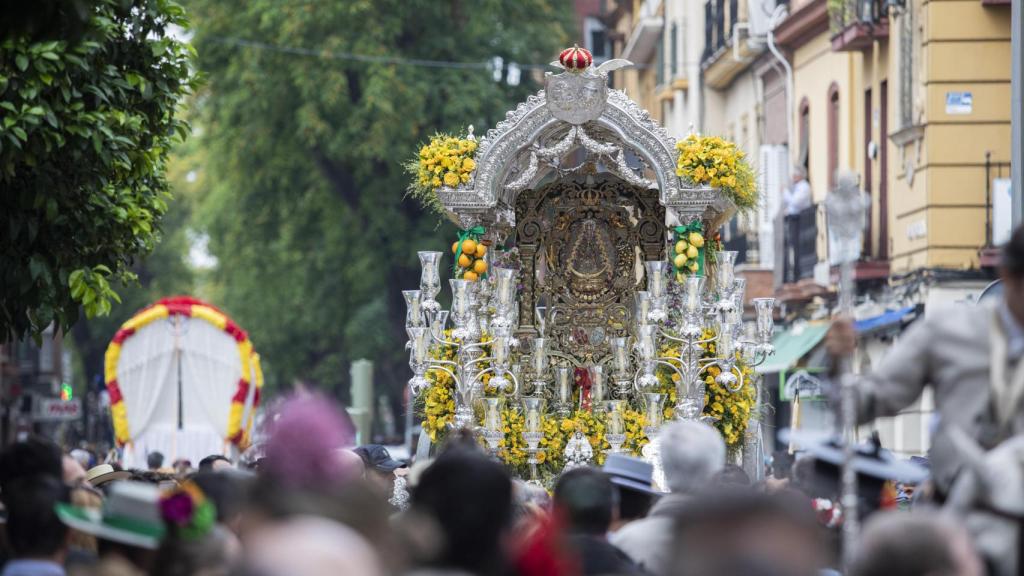 El Simpecado de El Rocío de Triana por las calles de su barrio.