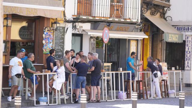 Veladores en un bar del Centro de Sevilla.