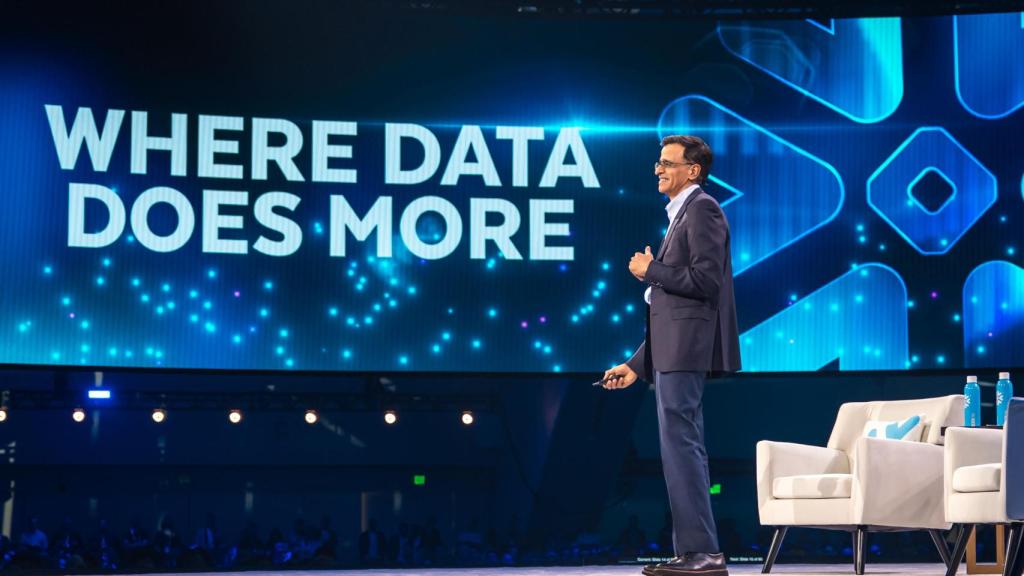 Sridhar Ramaswamy, CEO de Snowflake, durante la 'keynote' principal del Snowflake Summit 2025.