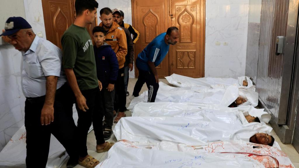 Cadáveres de los palestinos muertos tras un ataque israelí cerca de un punto de distribución este martes 3 de junio.