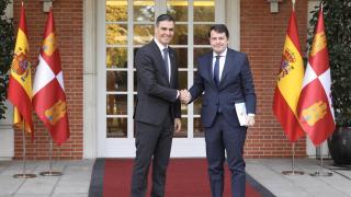 El presidente del Gobierno, Pedro Sánchez, y el presidente de la Junta, Alfonso Fernández Mañueco, durante una reunión en la Moncloa, en noviembre de 2024