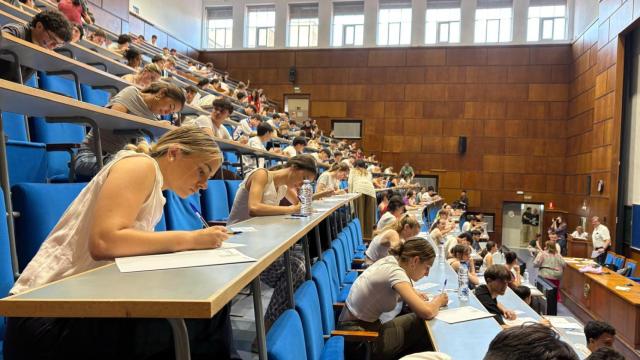 Estudiantes se enfrentan a la PAU en el Aula Magna de la Facultad de Ciencias de la Universidad de Zaragoza