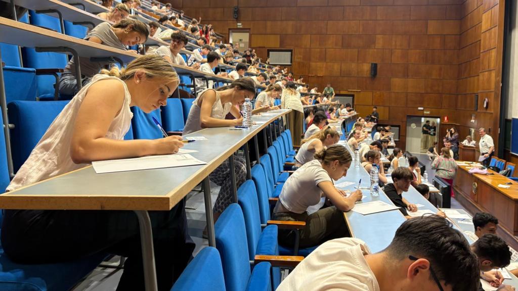 Estudiantes se enfrentan a la PAU en el Aula Magna de la Facultad de Ciencias de la Universidad de Zaragoza