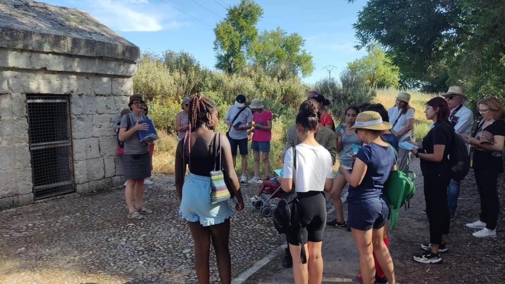 Visita de un grupo de personas a las Arcas Reales