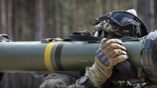 Un soldado con un misil Spike LR2