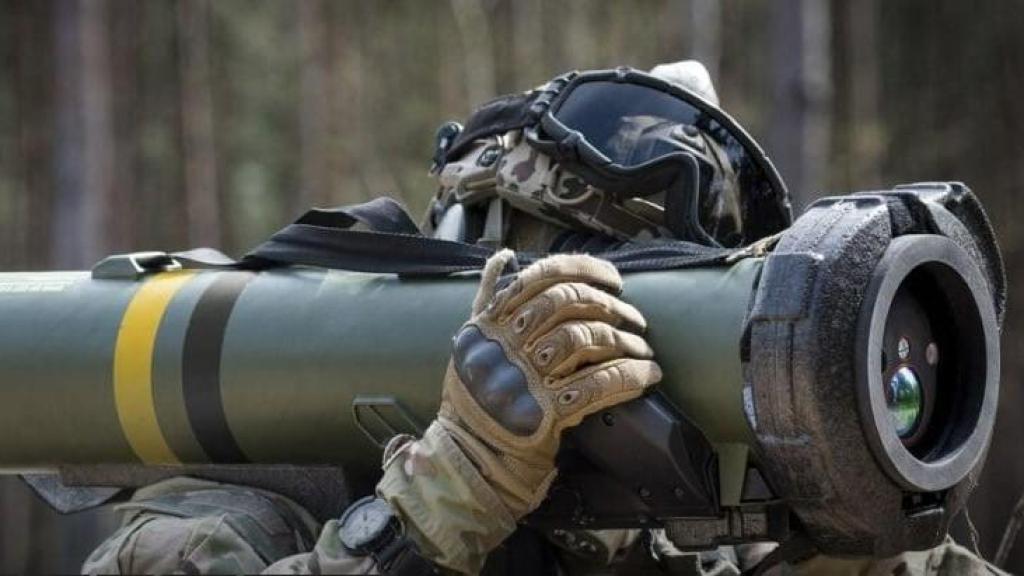 Un soldado con un misil Spike LR2