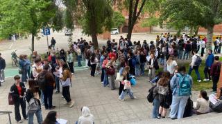 Estudiantes a las puertas del Aulario de la Universidad de Valladolid en la PAU 2025
