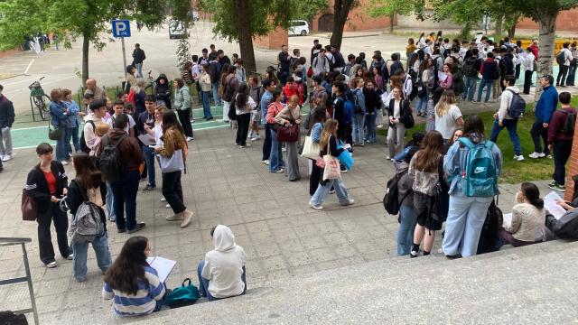 Estudiantes a las puertas del Aulario de la Universidad de Valladolid en la PAU 2025