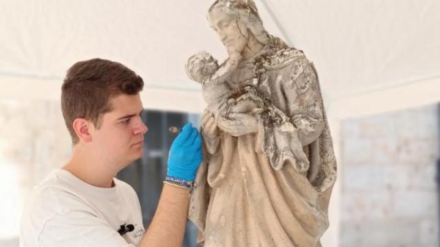 Juan Mayorga Carrión, estudiante de Conservación y Restauración, quien ha llevado a cabo una intervención técnica