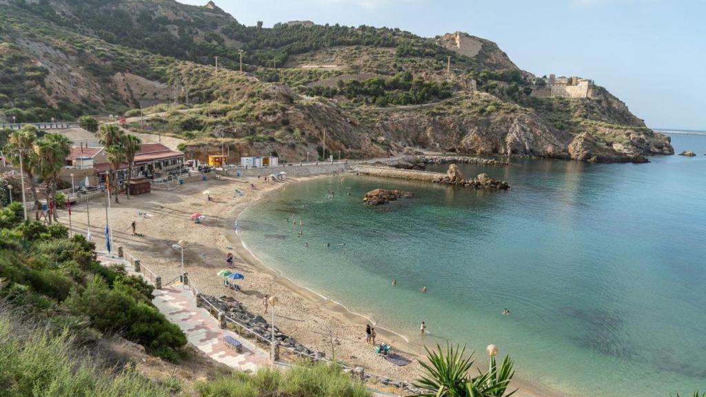 Una vista panorámica de Cala Cortina en Cartagena.