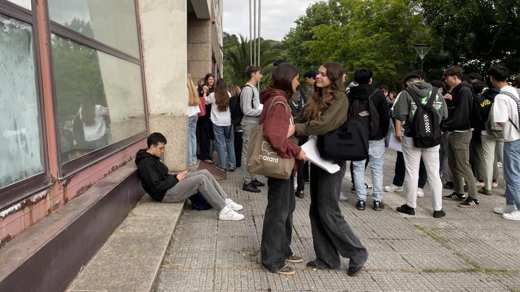 Estudiantes a la puerta de una de las facultades de la Universidade da Coruña antes de las pruebas de acceso a la universidad (PAU)
