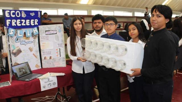 Los estudiantes con el aire acondicionado Eco Freezer Slim.
