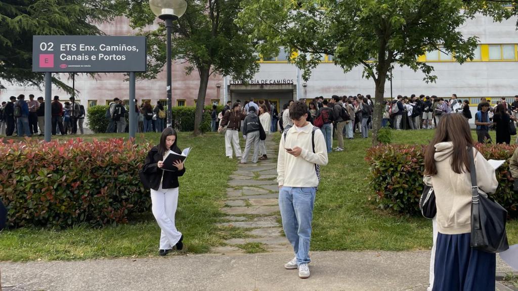 Estudiantes repasando antes de realizar las pruebas de acceso a la universidad (PAU) en una de las facultades de la Universidade da Coruña.