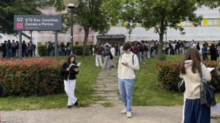 Estudiantes repasando antes de realizar las pruebas de acceso a la universidad (PAU) en una de las facultades de la Universidade da Coruña.