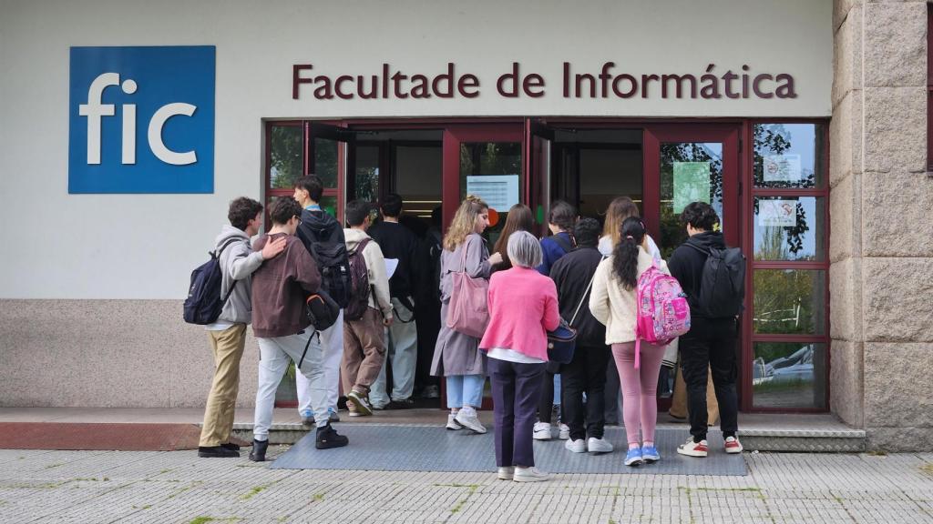 Estudiantes entrando en la facultad de Informática de la Universidade da Coruña para comenzar las pruebas de acceso a la universidad (PAU).