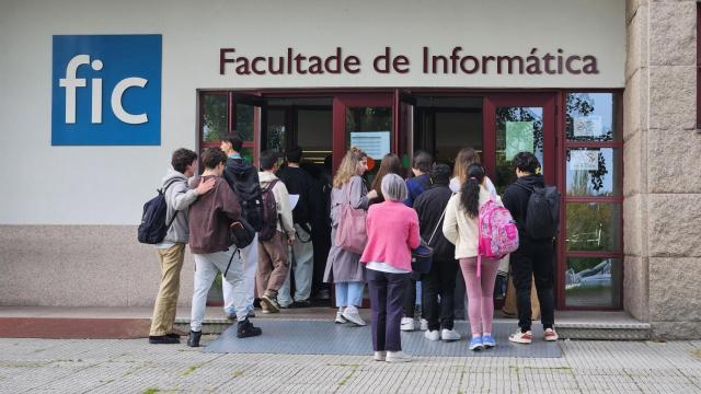 Estudiantes entrando en la facultad de Informática de la Universidade da Coruña para comenzar las pruebas de acceso a la universidad (PAU).