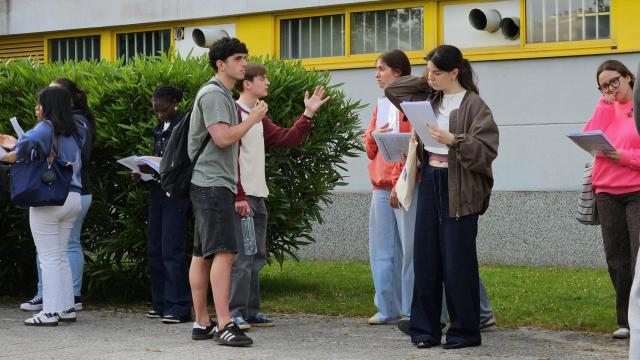 Estudiantes a la puerta de una de las facultades de la Universidade da Coruña (UDC) antes de las pruebas de acceso a la universidad (PAU) .