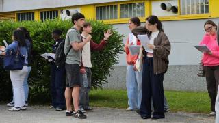 Estudiantes a la puerta de una de las facultades de la Universidade da Coruña (UDC) antes de las pruebas de acceso a la universidad (PAU) .