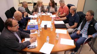 El comité de empresa de Azucarera en La Bañeza durante su reunión con las consejeras de Industria, Comercio y Empleo, Leticia García, y de Agricultura, Ganadería y Desarrollo Rural, María González Corral, este lunes