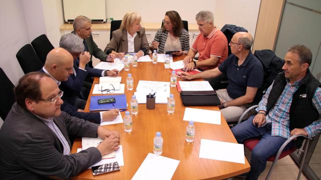 El comité de empresa de Azucarera en La Bañeza durante su reunión con las consejeras de Industria, Comercio y Empleo, Leticia García, y de Agricultura, Ganadería y Desarrollo Rural, María González Corral, este lunes