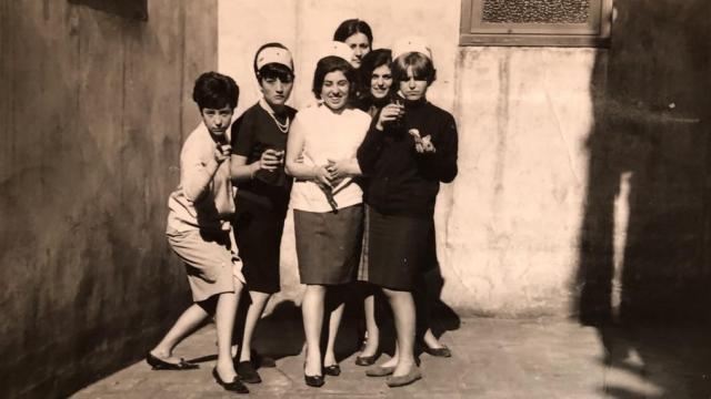 Mujeres jóvenes posando en el patio. Foto: Cortesía de Editorial Universidad de Granada