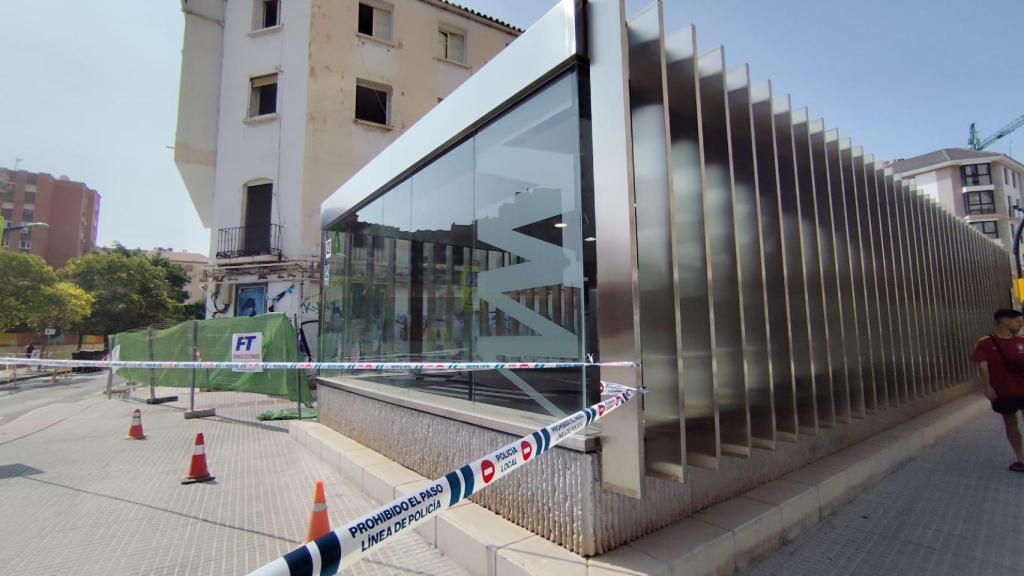 La salida del Metro en Callejones del Perchel, temporalmente cerrada.