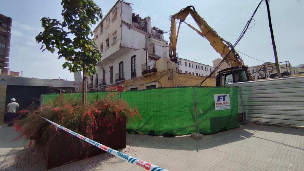 El edificio que está siendo demolido.