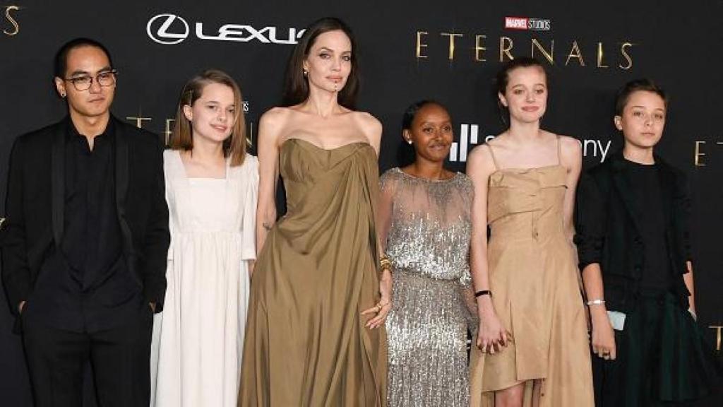 La actriz posando con sus cinco hijos.