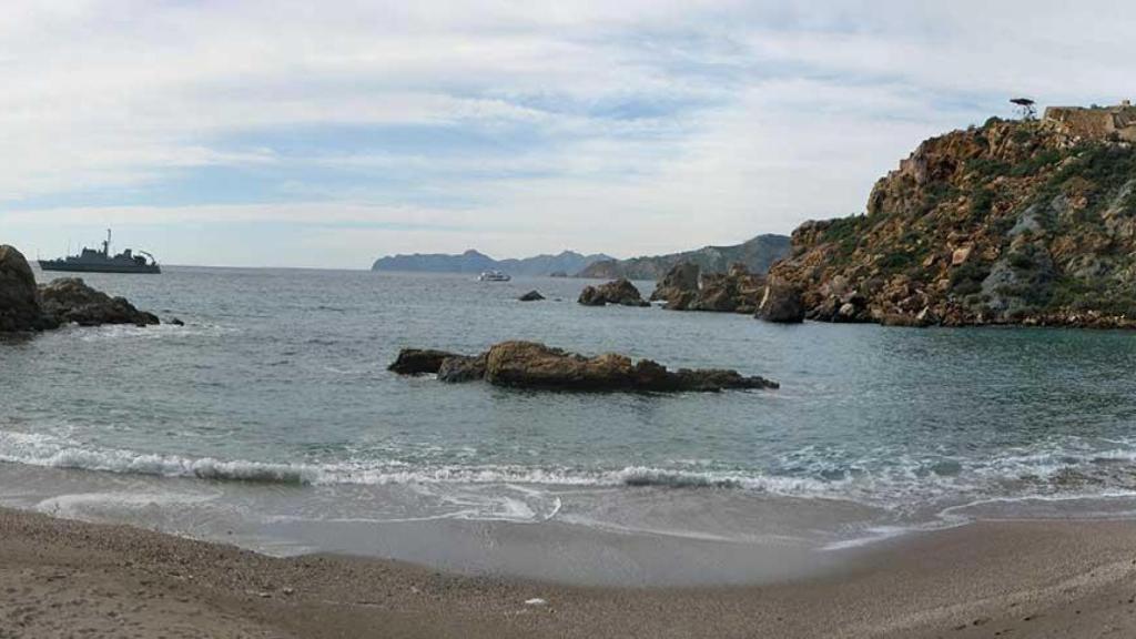 Uno de los puntos de Cala Cortina donde los bañistas saltan al agua.
