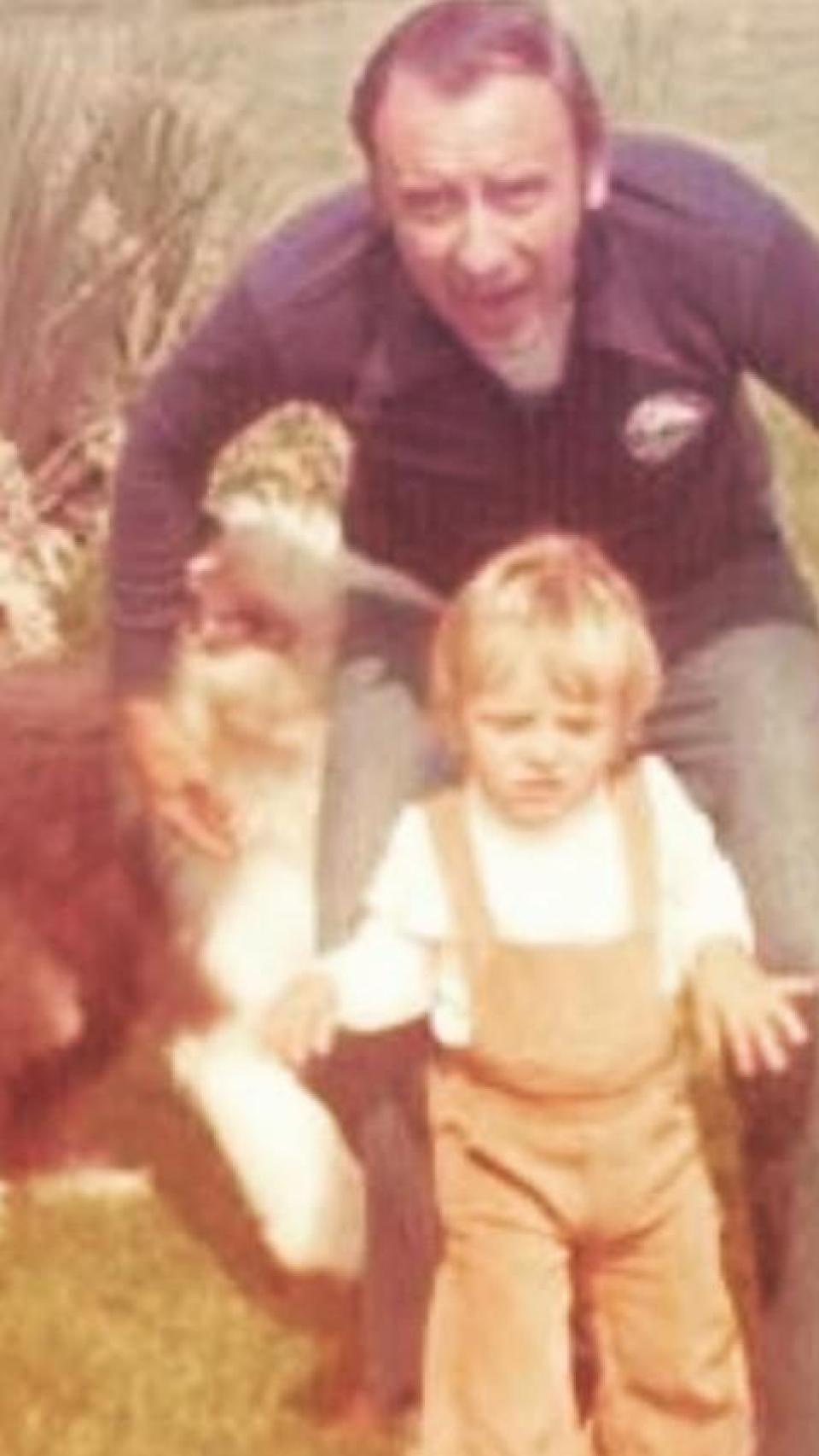 Joaquín Prat, en una fotografía junto a su padre.