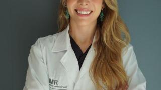 Clara Lacasta, dermatóloga: Usar retinol especializado en el contorno de ojos todas las noches puede eliminar las patas de gallo