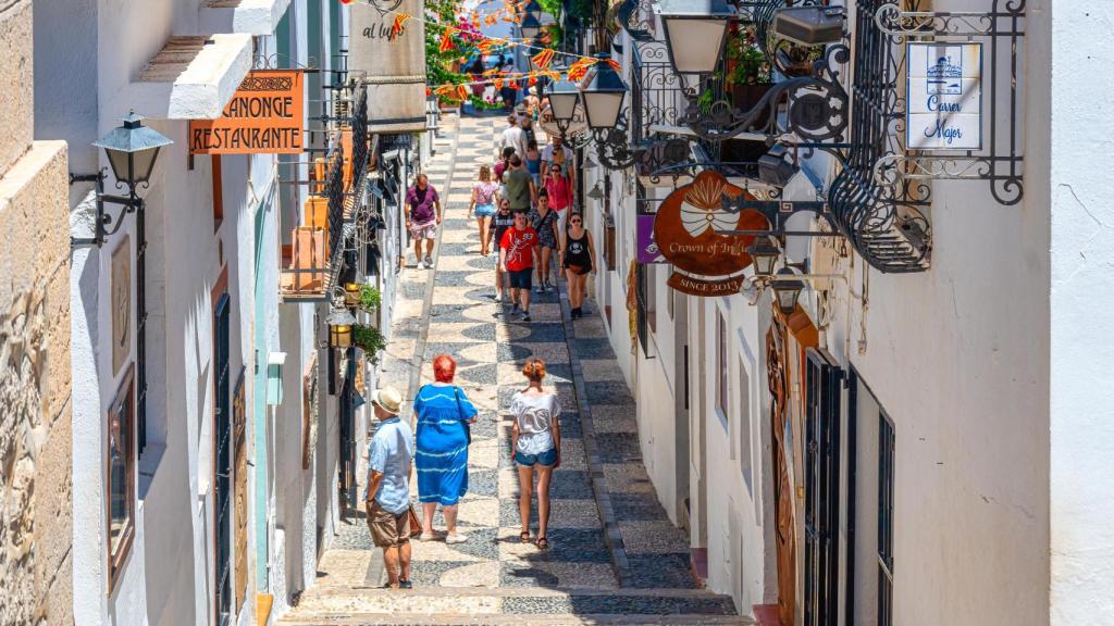 Una calle de uno de los pueblos más bellos de Alicante.