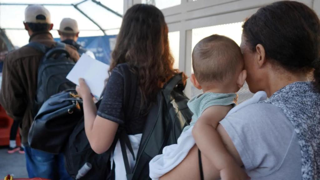 Personas haciendo una cola.