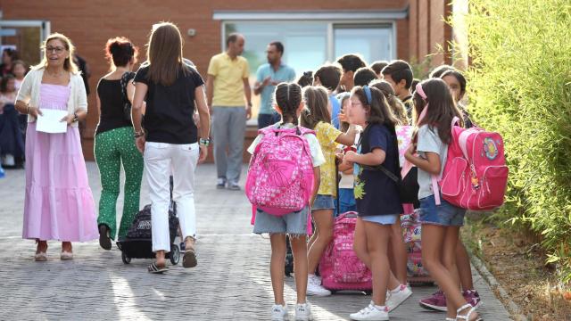 Un grupo de alumnos y profesores a la entrada de un colegio de Toledo.